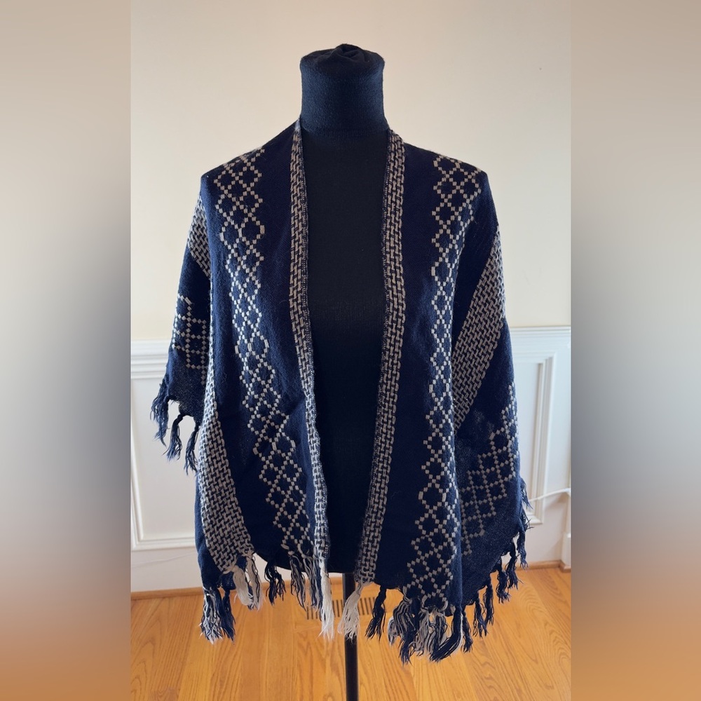 Navy and White Geometric Knit Shawl‎
